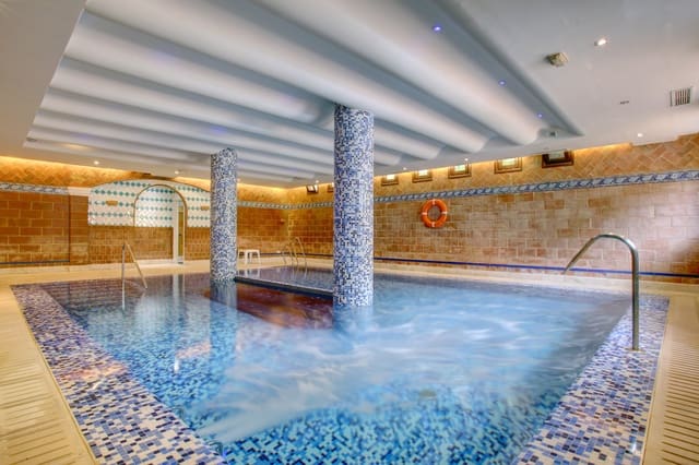 4 sypialnia Apartament na sprzedaż w Marbella z basenem garażem - 2 500 000 € (Ref: 7364484)