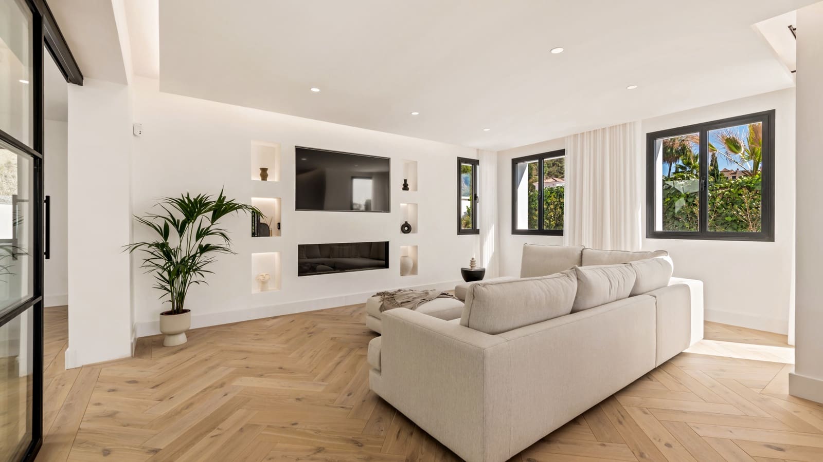 5 bedroom Villa for sale in Monte Halcones with pool garage - € 4,900,000 (Ref: 7658309)