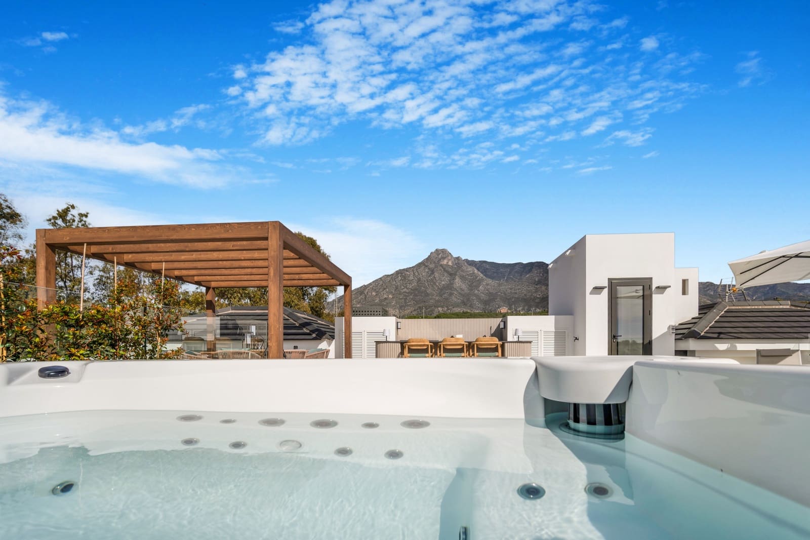 6 bedroom Villa for sale in Marbella with pool garage - € 5,495,000 (Ref: 8227675)