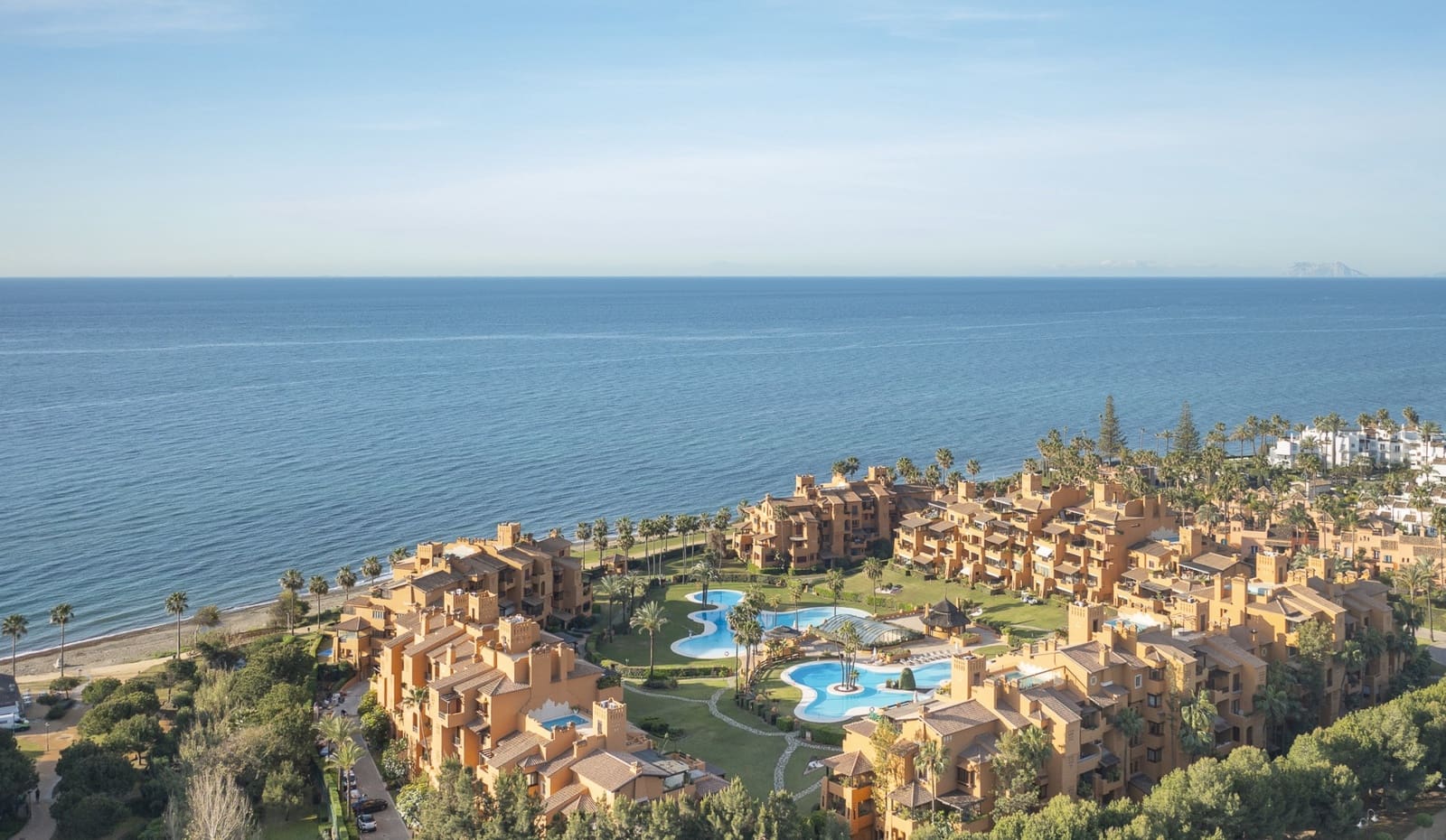 Apartamento de 3 habitaciones en Estepona en venta con piscina garaje - 2.395.000 € (Ref: 8238370)
