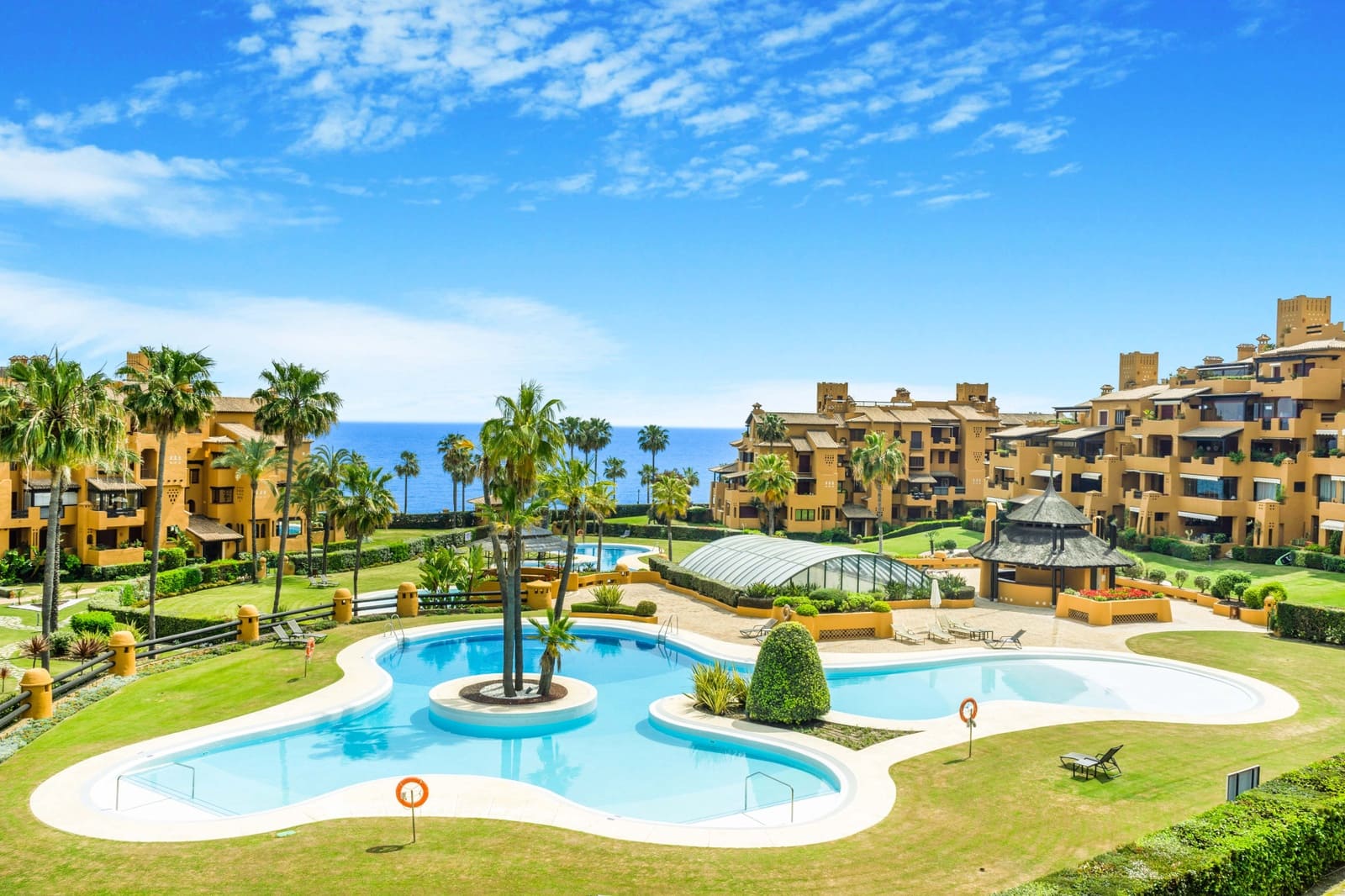 Apartamento de 3 habitaciones en Estepona en venta con piscina garaje - 2.395.000 € (Ref: 8238370)