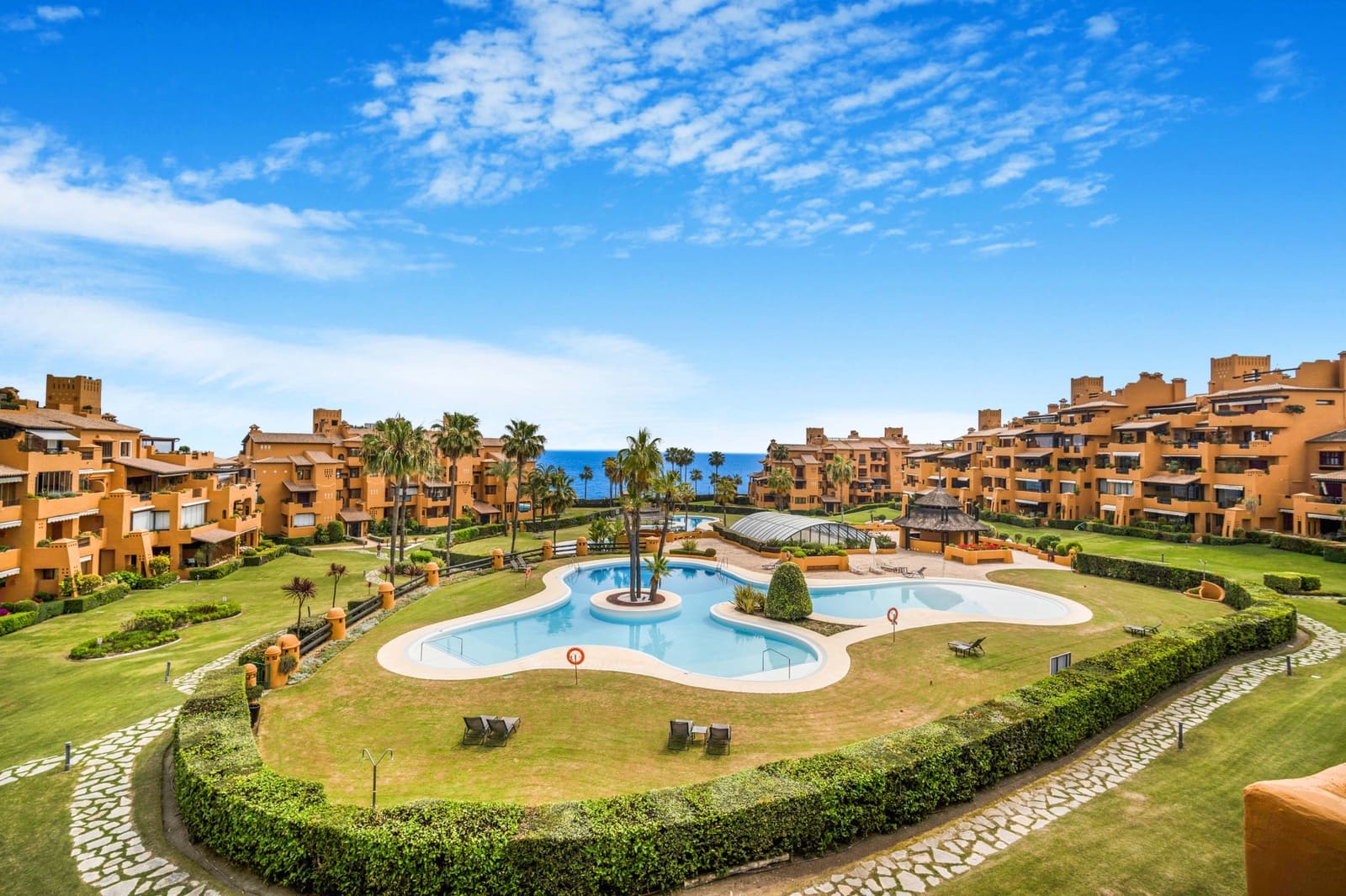 Apartamento de 3 habitaciones en Estepona en venta con piscina garaje - 2.395.000 € (Ref: 8238370)