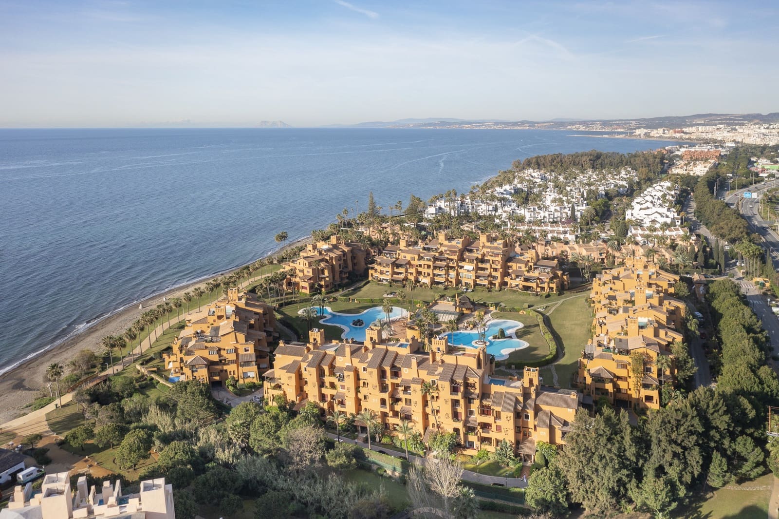 Apartamento de 3 habitaciones en Estepona en venta con piscina garaje - 2.395.000 € (Ref: 8238370)
