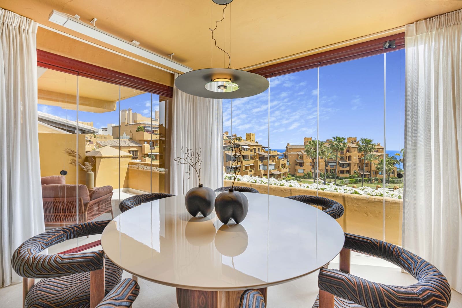 Apartamento de 3 habitaciones en Estepona en venta con piscina garaje - 2.395.000 € (Ref: 8238370)