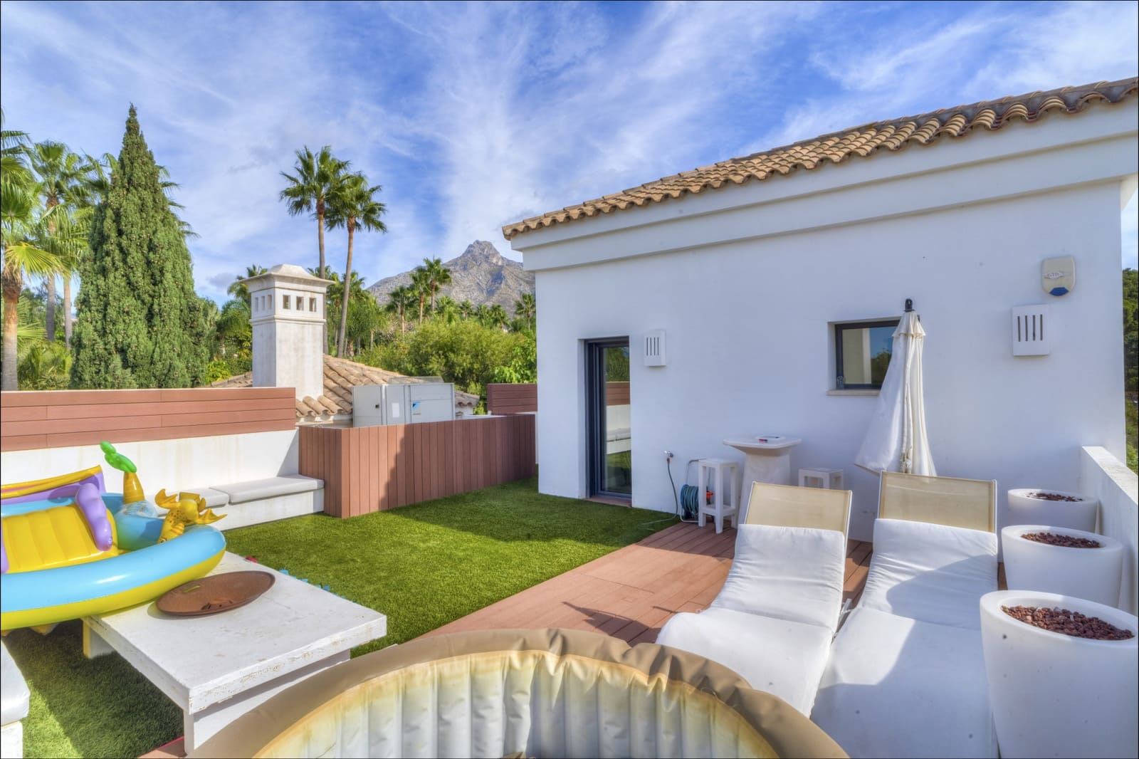 Chalet de 5 habitaciones en Marbella en venta con piscina garaje - 1.990.000 € (Ref: 8590071)