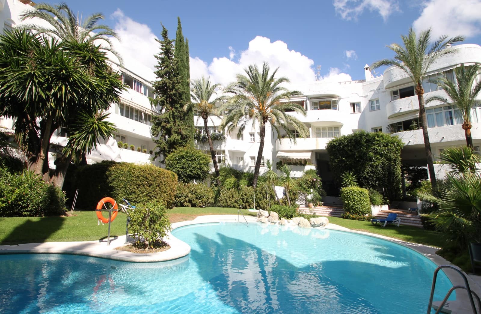 2 bedroom Apartment for sale in Marbella with pool garage - € 695,000 (Ref: 8633887)