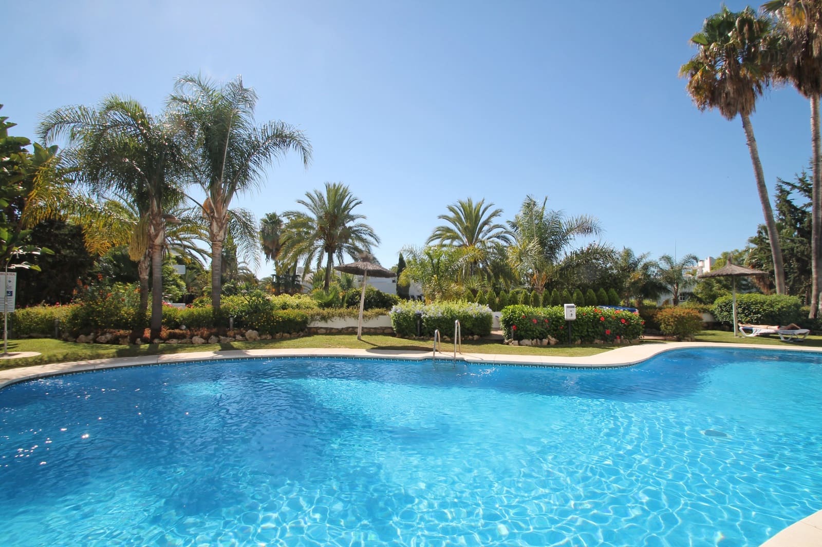 2 bedroom Apartment for sale in Marbella with pool garage - € 695,000 (Ref: 8633887)