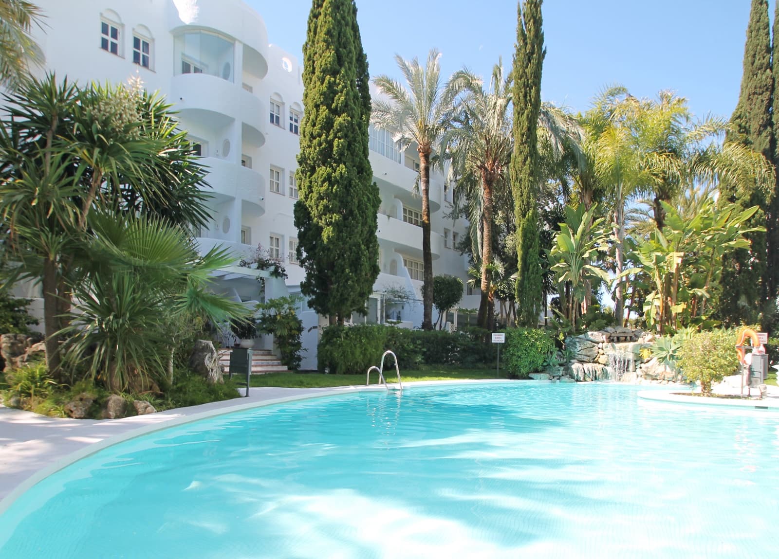2 bedroom Apartment for sale in Marbella with pool garage - € 695,000 (Ref: 8633887)