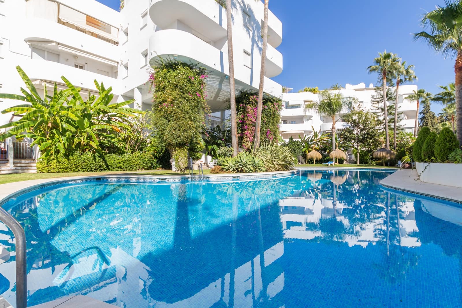 2 bedroom Apartment for sale in Marbella with pool garage - € 695,000 (Ref: 8633887)