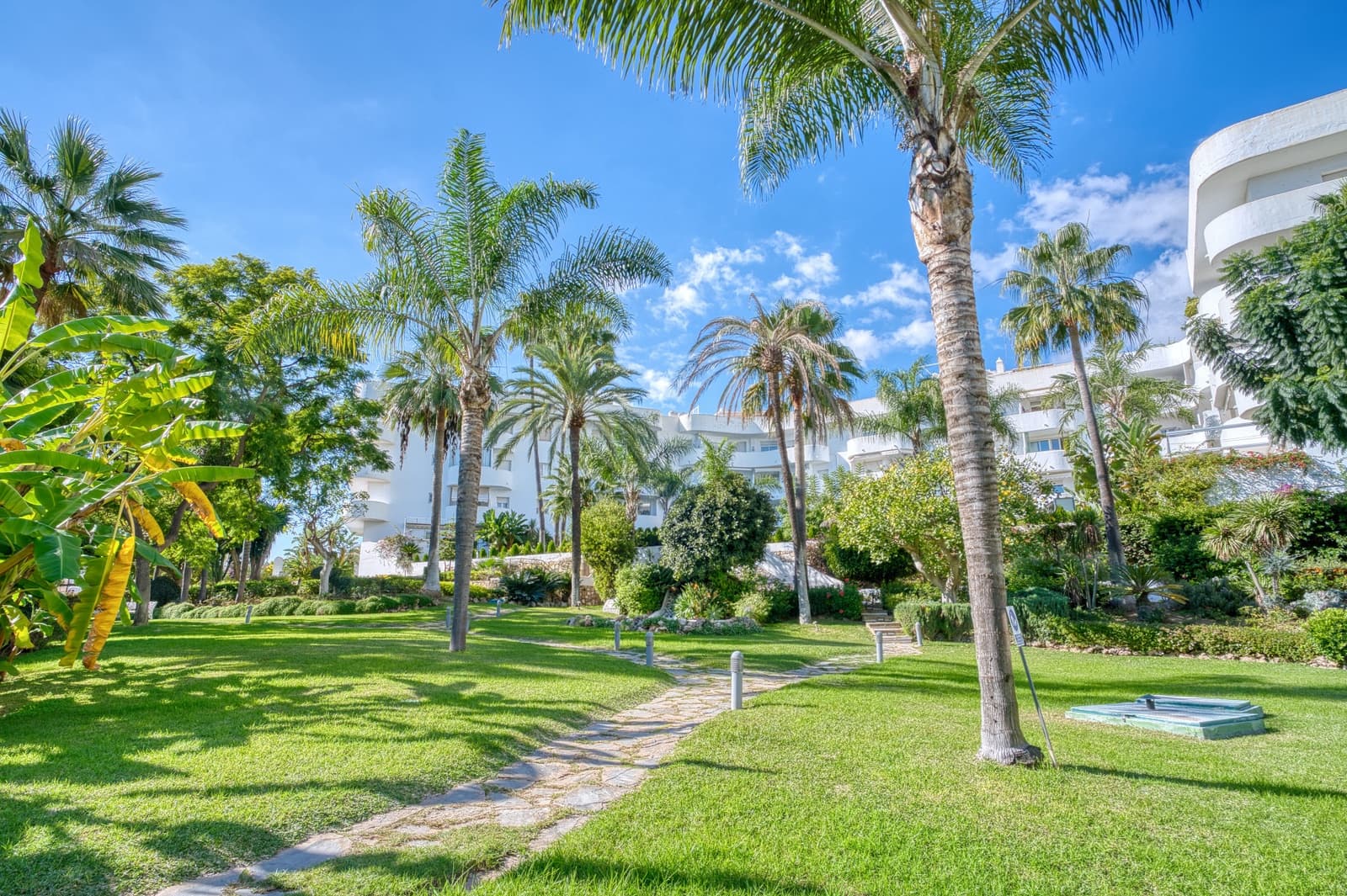 2 bedroom Apartment for sale in Marbella with pool garage - € 695,000 (Ref: 8633887)