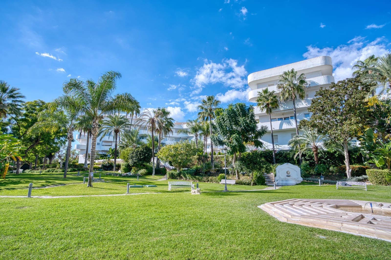 2 bedroom Apartment for sale in Marbella with pool garage - € 695,000 (Ref: 8633887)