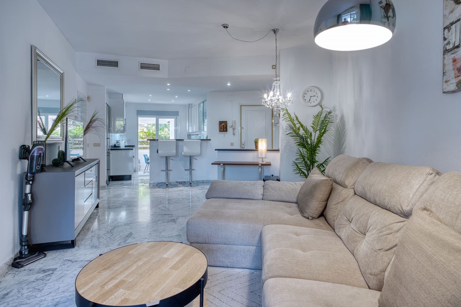 2 bedroom Apartment for sale in Marbella with pool garage - € 695,000 (Ref: 8633887)