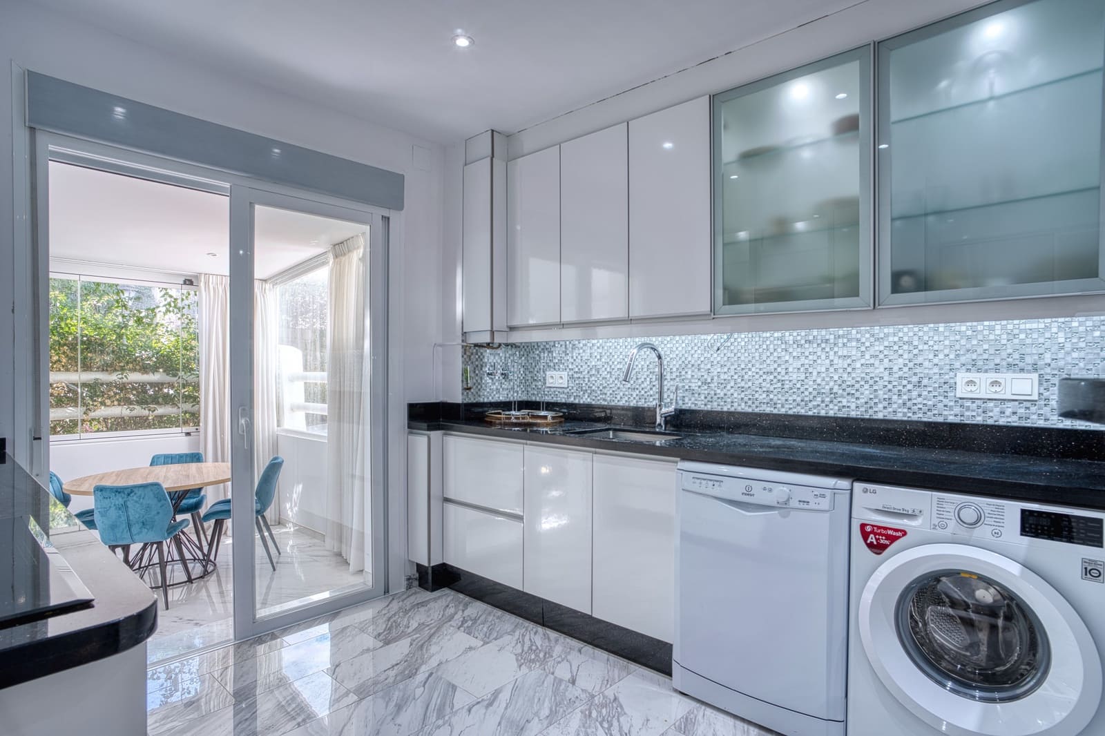 2 bedroom Apartment for sale in Marbella with pool garage - € 695,000 (Ref: 8633887)