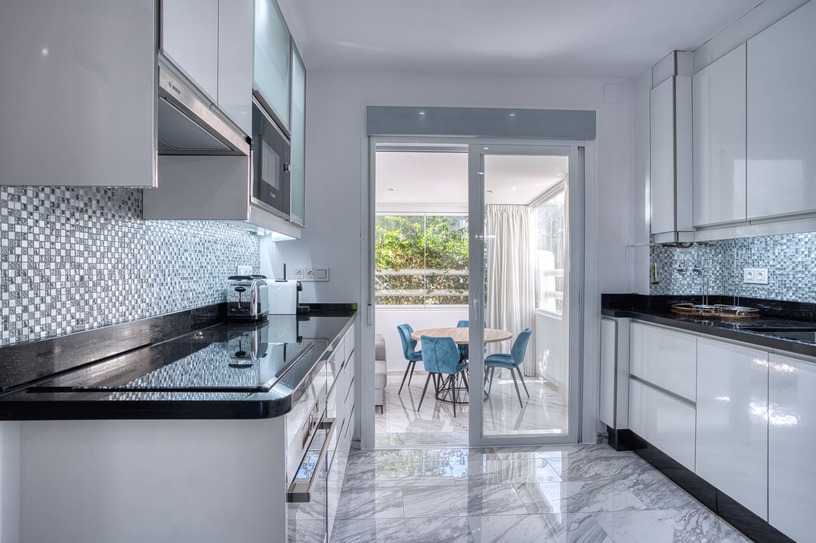 2 bedroom Apartment for sale in Marbella with pool garage - € 695,000 (Ref: 8633887)