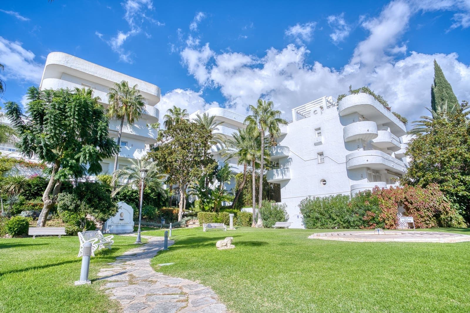 2 bedroom Apartment for sale in Marbella with pool garage - € 695,000 (Ref: 8633887)