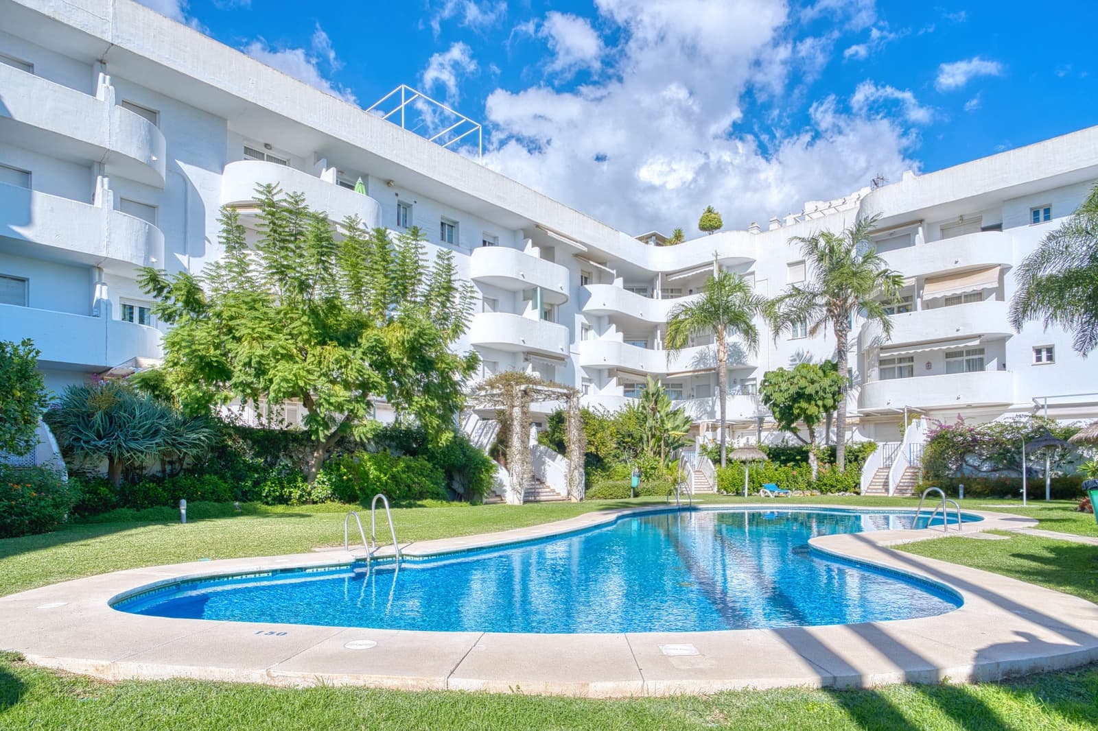 2 bedroom Apartment for sale in Marbella with pool garage - € 695,000 (Ref: 8633887)