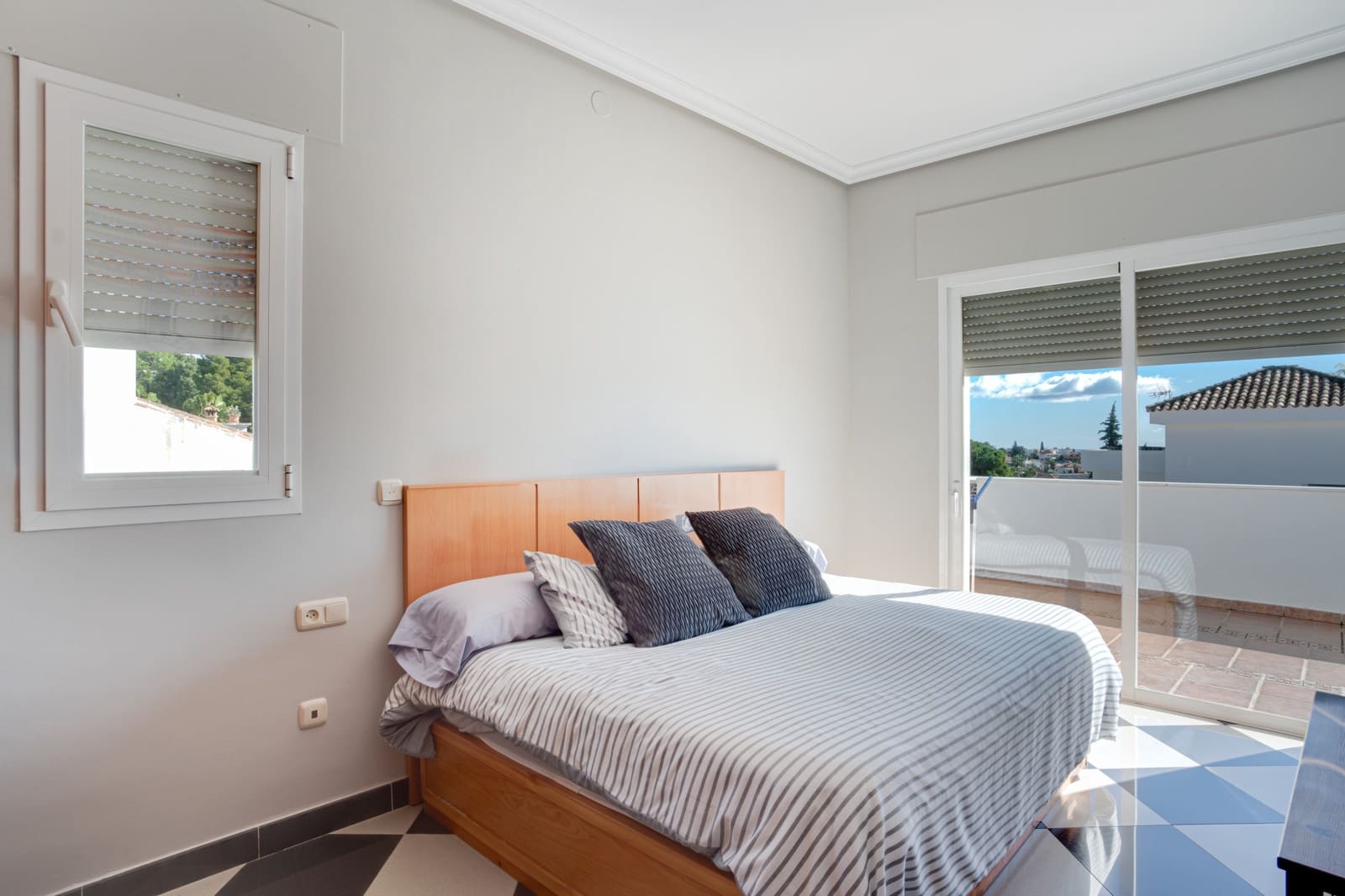 5 bedroom Villa for sale in Marbella with pool garage - € 2,245,000 (Ref: 8785771)