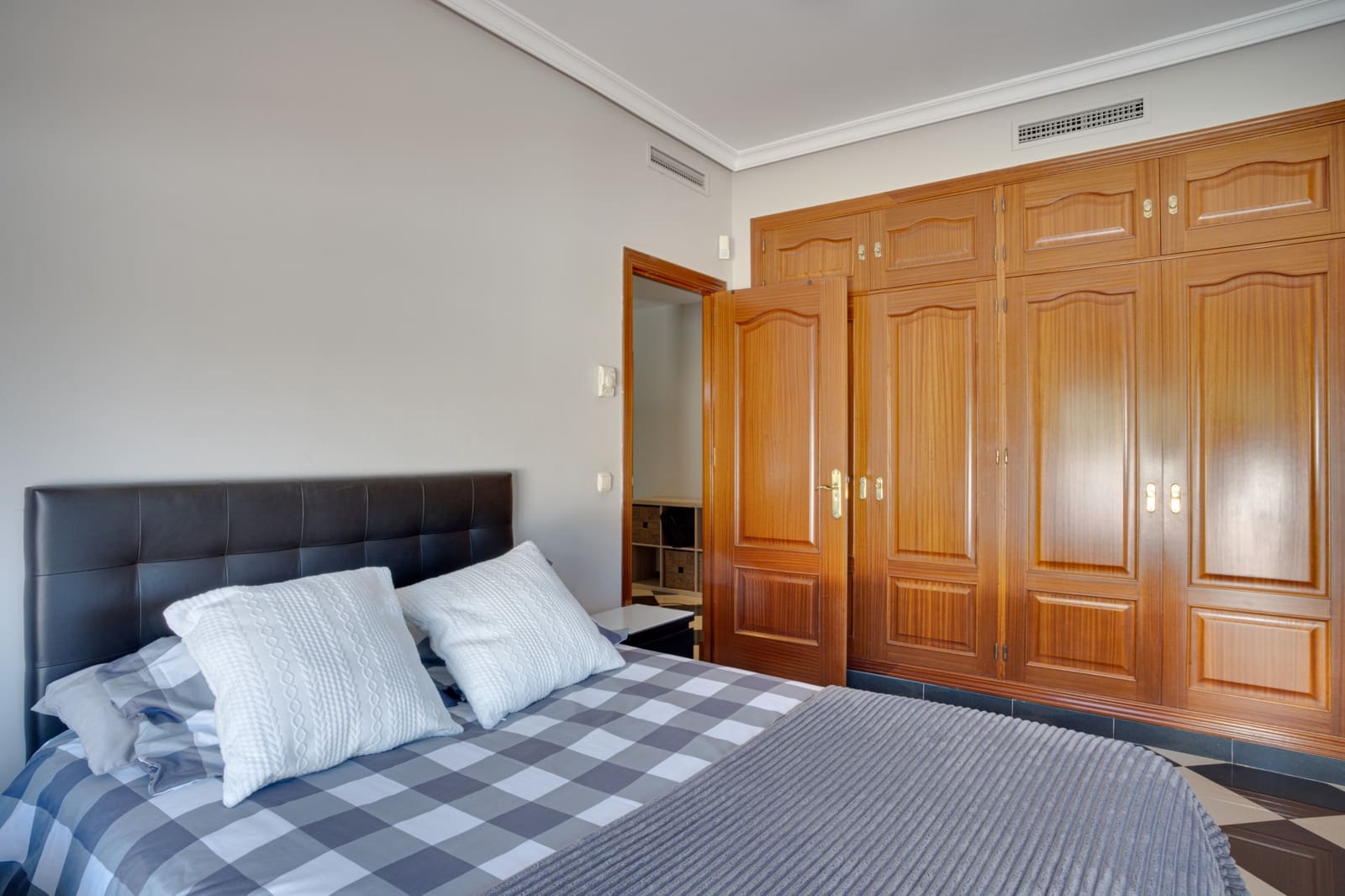 5 bedroom Villa for sale in Marbella with pool garage - € 2,245,000 (Ref: 8785771)