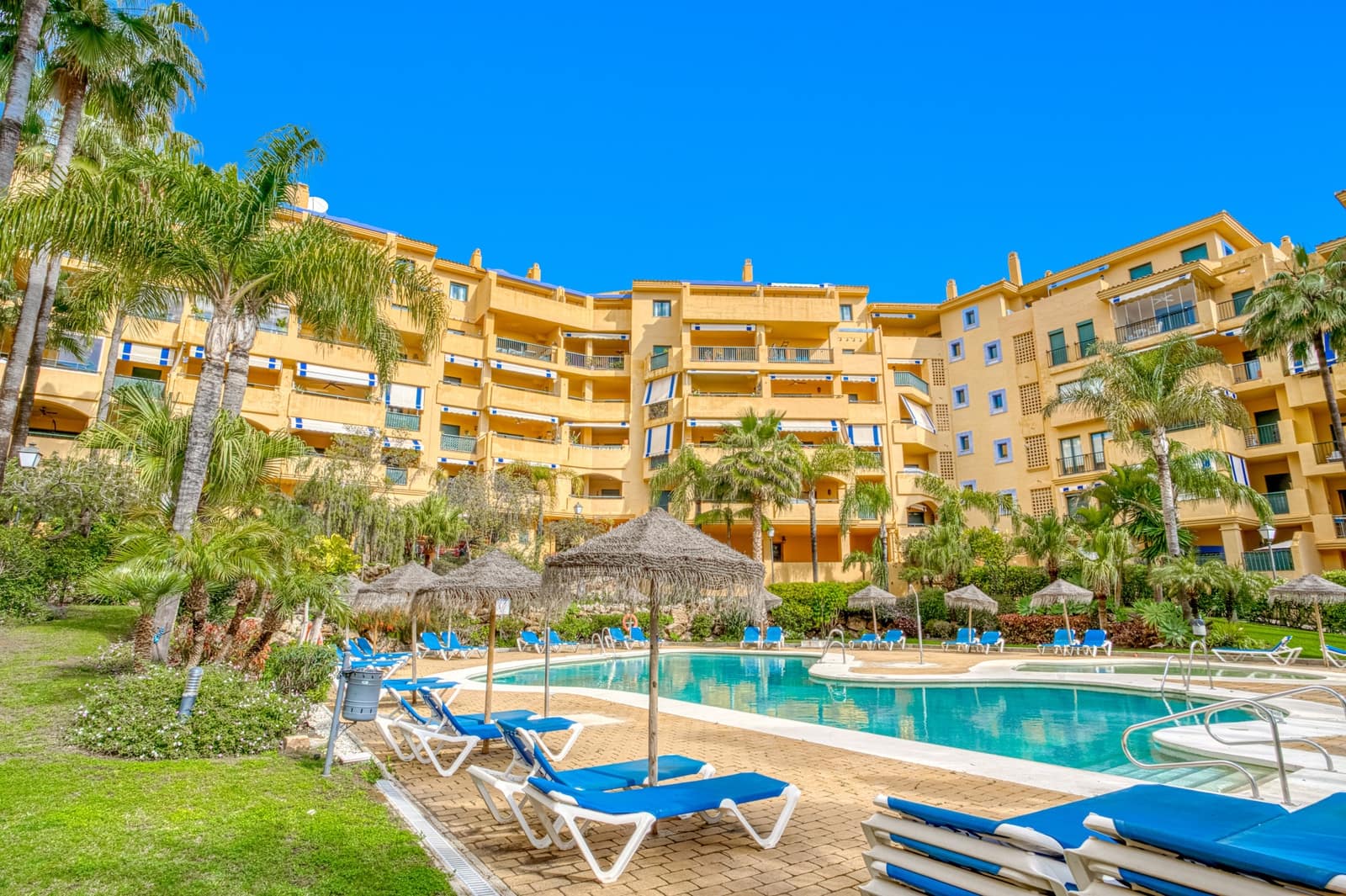 4 sypialnia Apartament na sprzedaż w San Pedro de Alcantara z basenem garażem - 695 000 € (Ref: 8883836)