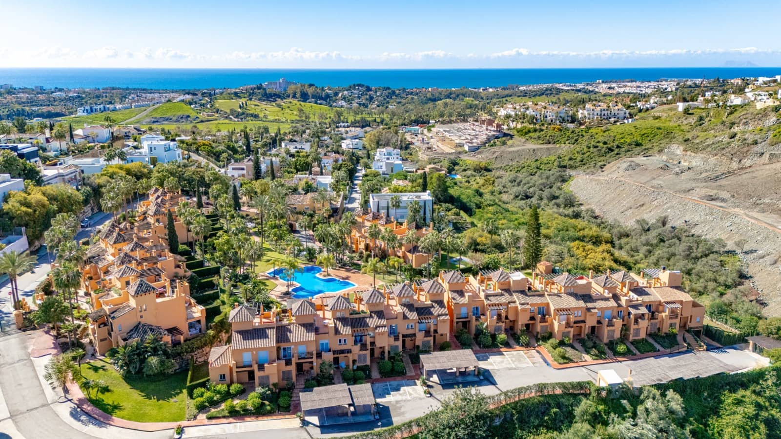 4 soveværelse Byhus til salg i Benahavis med swimmingpool garage - € 1.050.000 (Ref: 8927412)
