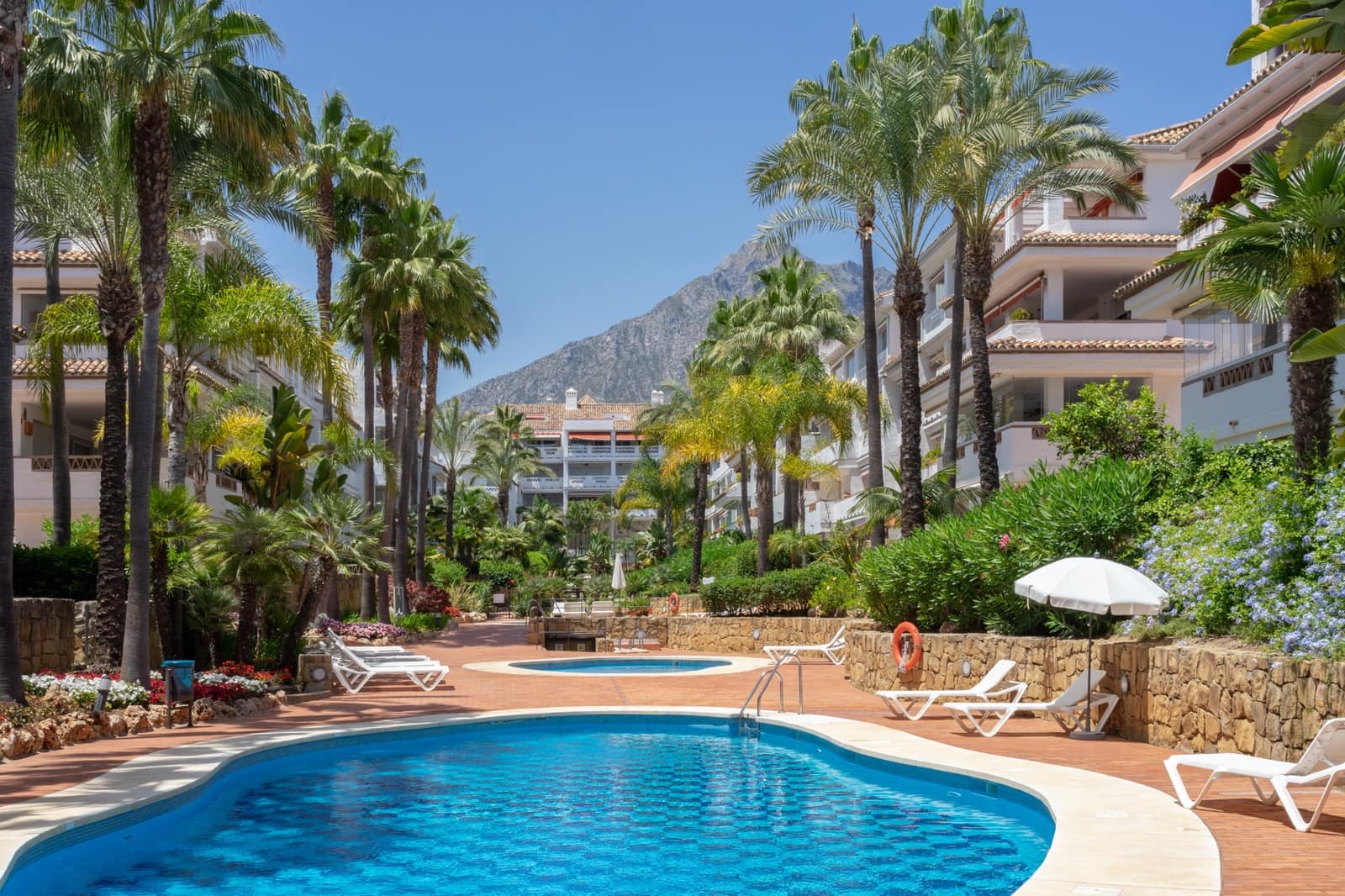 3 sypialnia Apartament na sprzedaż w Marbella z basenem - 1 700 000 € (Ref: 8940994)