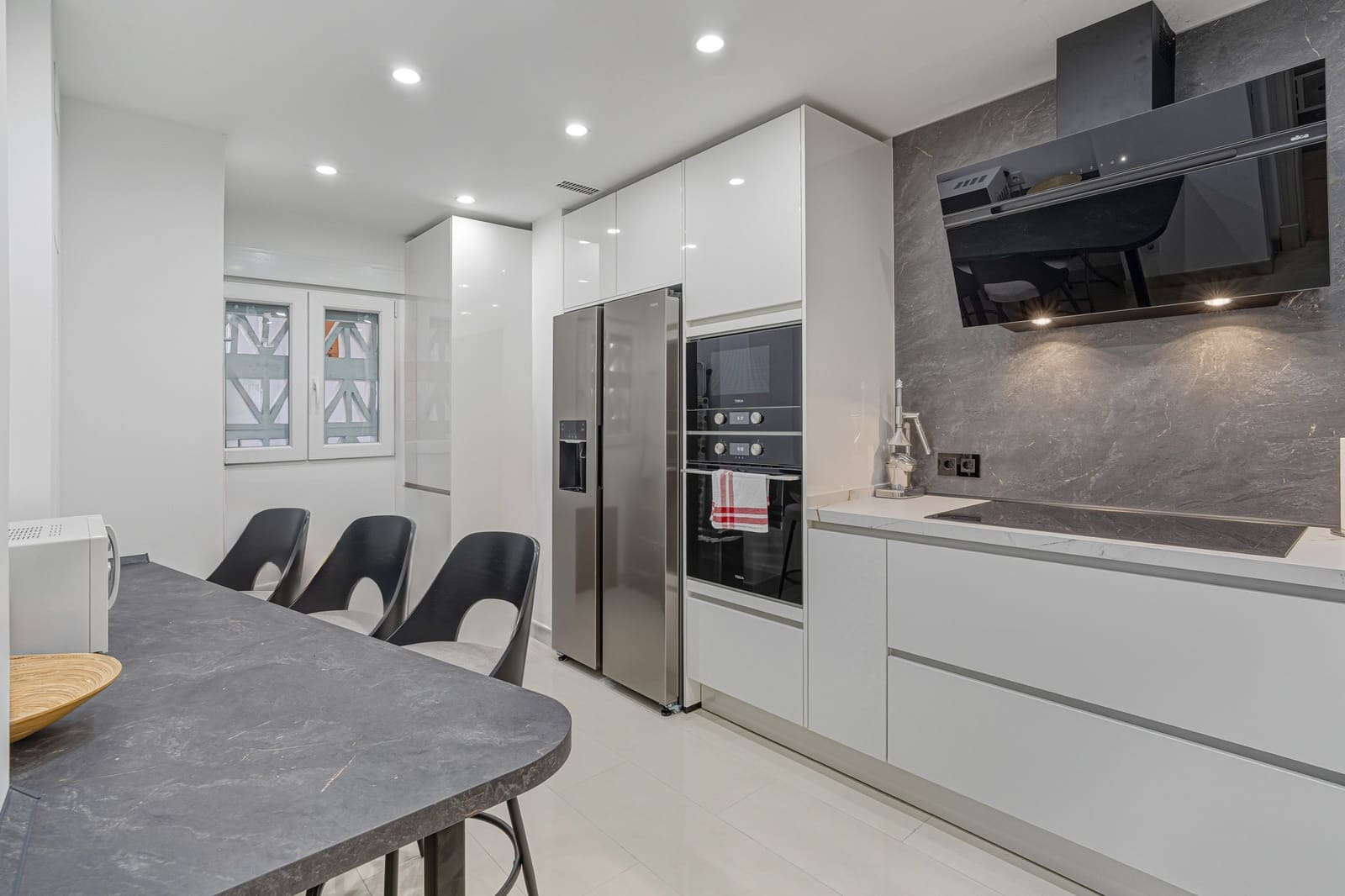 3 sypialnia Apartament na sprzedaż w Marbella z basenem - 1 700 000 € (Ref: 8940994)