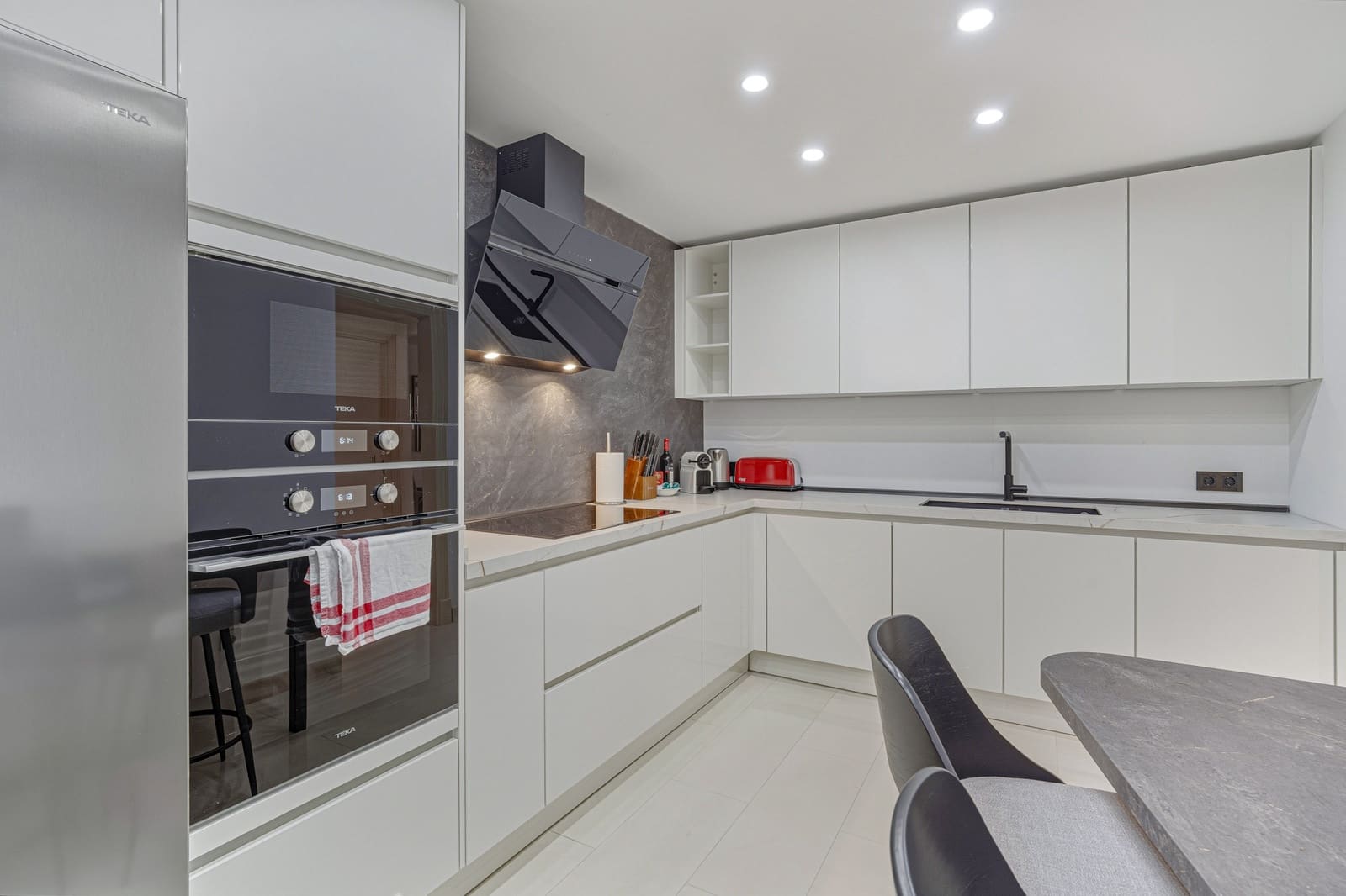 3 sypialnia Apartament na sprzedaż w Marbella z basenem - 1 700 000 € (Ref: 8940994)