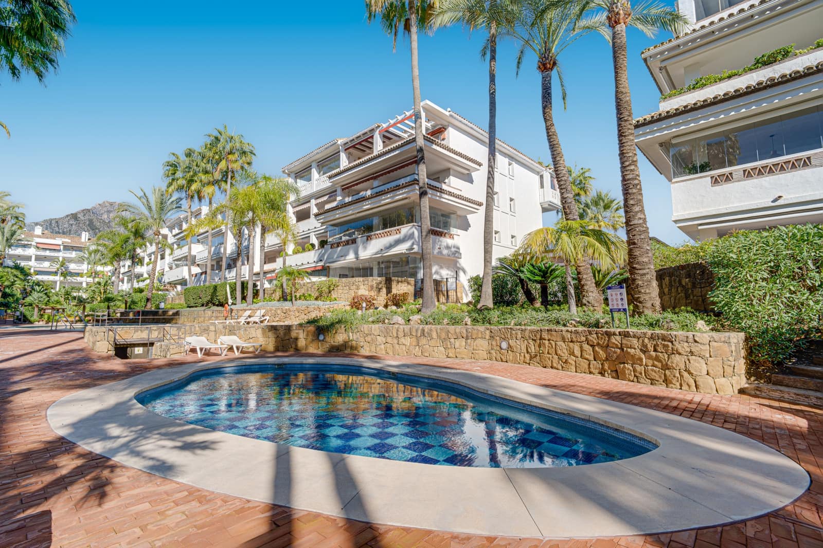 3 sypialnia Apartament na sprzedaż w Marbella z basenem - 1 700 000 € (Ref: 8940994)
