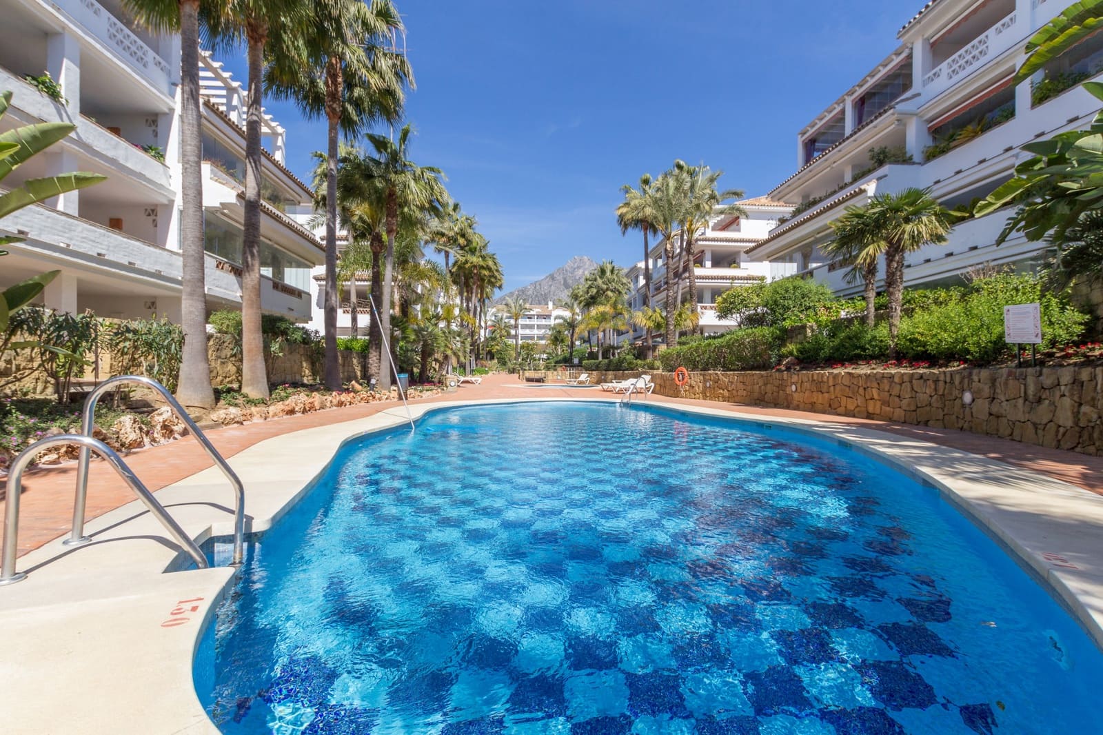 3 sypialnia Apartament na sprzedaż w Marbella z basenem - 1 700 000 € (Ref: 8940994)