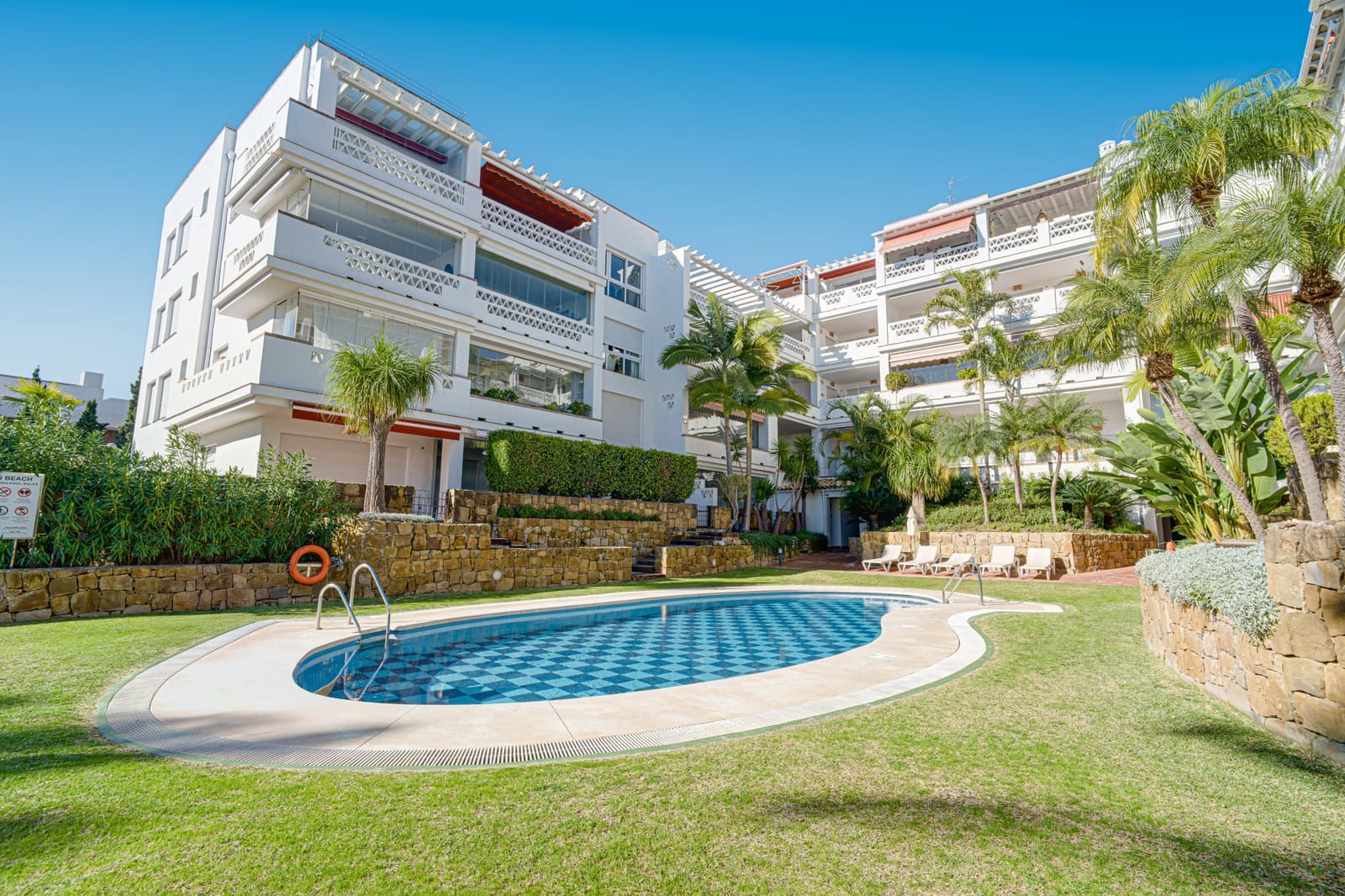 3 sypialnia Apartament na sprzedaż w Marbella z basenem - 1 700 000 € (Ref: 8940994)
