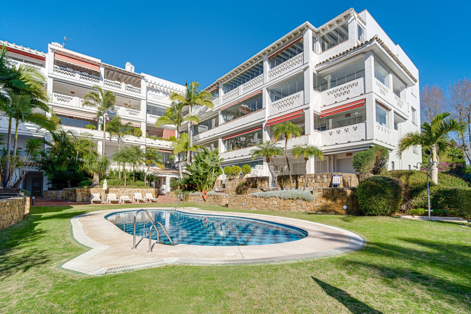 3 sypialnia Apartament na sprzedaż w Marbella z basenem - 1 700 000 € (Ref: 8940994)