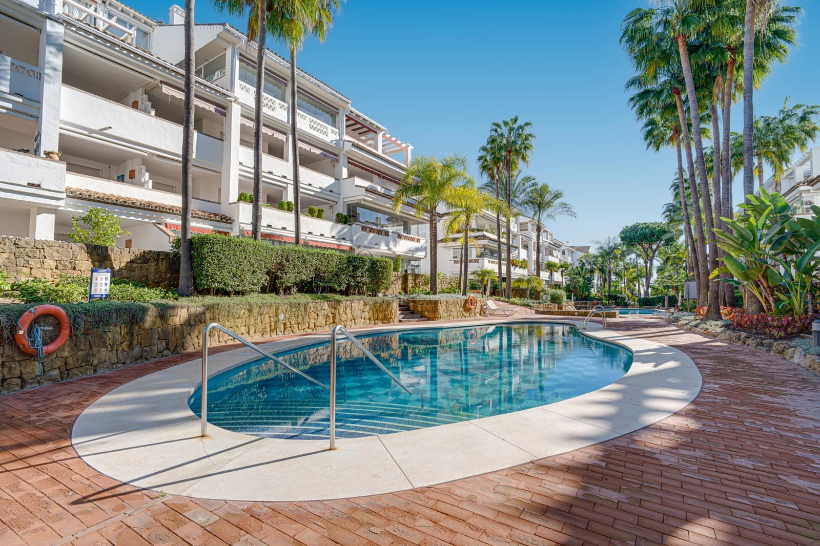 3 sypialnia Apartament na sprzedaż w Marbella z basenem - 1 700 000 € (Ref: 8940994)