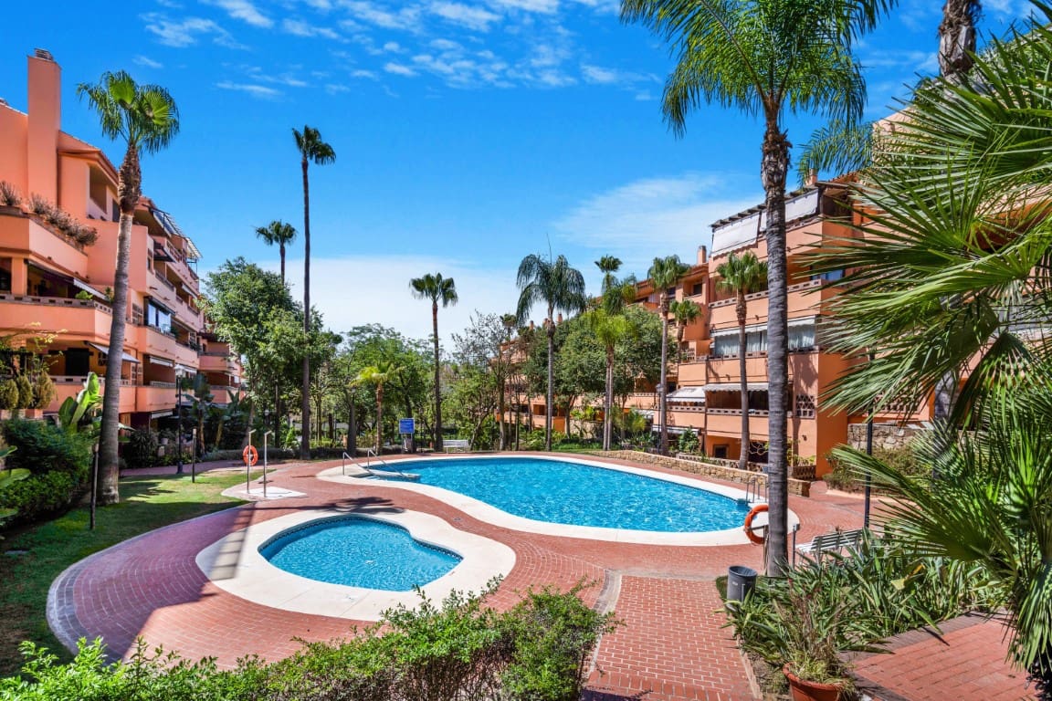 Apartamento de 3 habitaciones en Marbella en venta con piscina garaje - 895.000 € (Ref: 8956019)