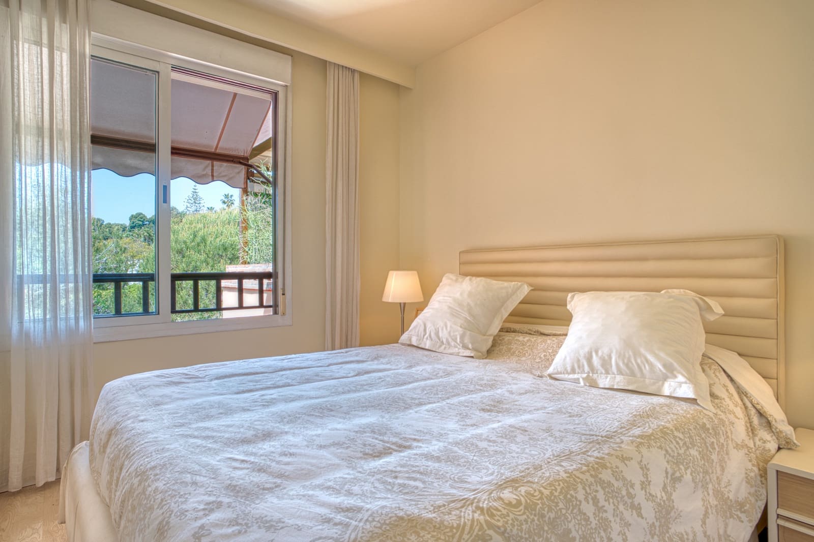 Apartamento de 3 habitaciones en Marbella en venta con piscina garaje - 895.000 € (Ref: 8956019)