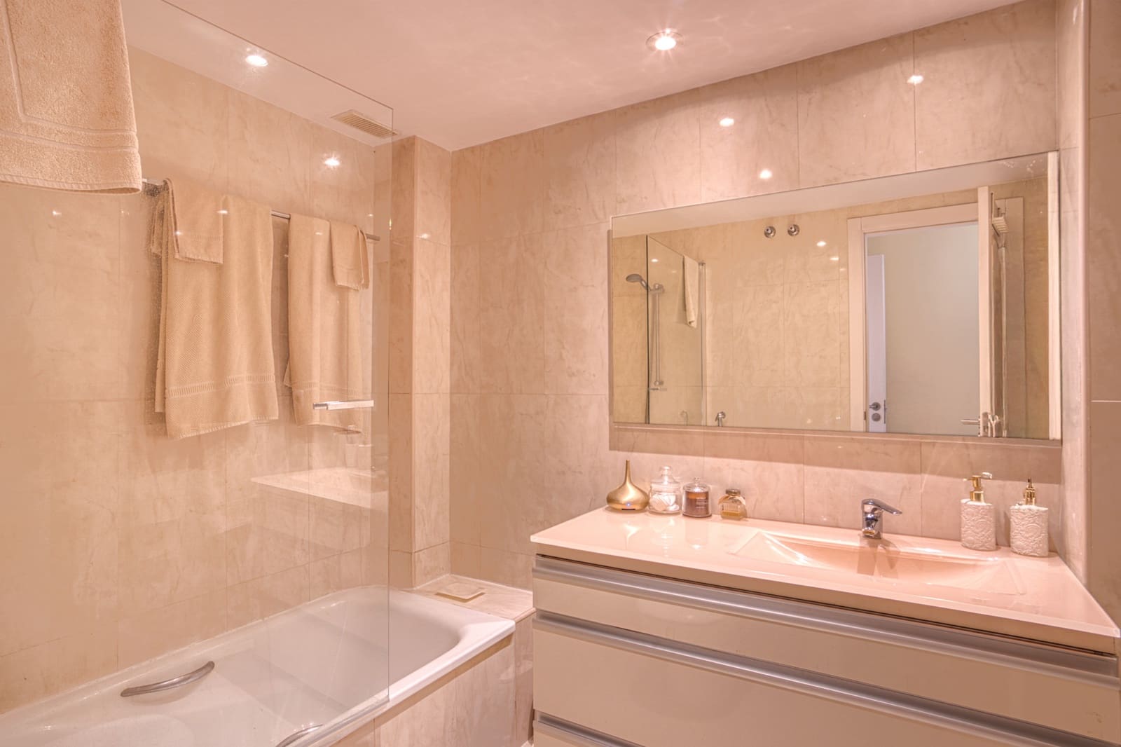 Apartamento de 3 habitaciones en Marbella en venta con piscina garaje - 895.000 € (Ref: 8956019)