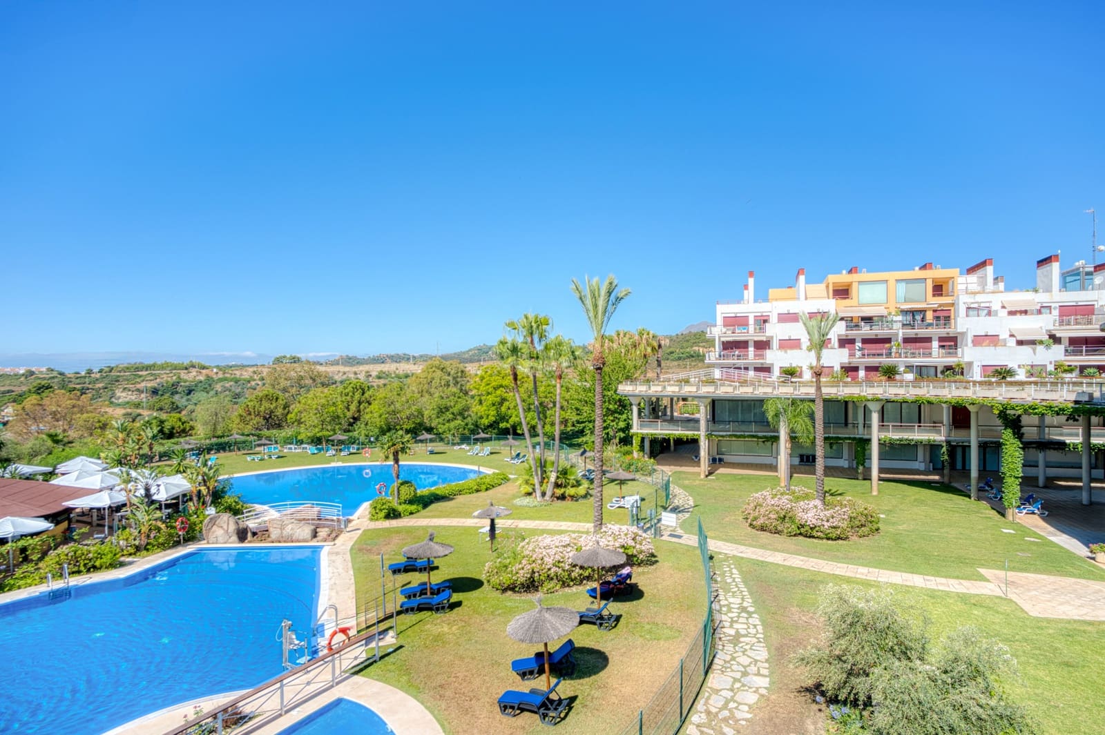 3 quarto Penthouse para venda em Benahavis com piscina garagem - 430 000 € (Ref: 9722565)