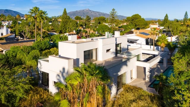 Chalet de 4 habitaciones en Guadalmina Baja, Marbella en venta con piscina garaje - 4.800.000 € (Ref: 9722567)