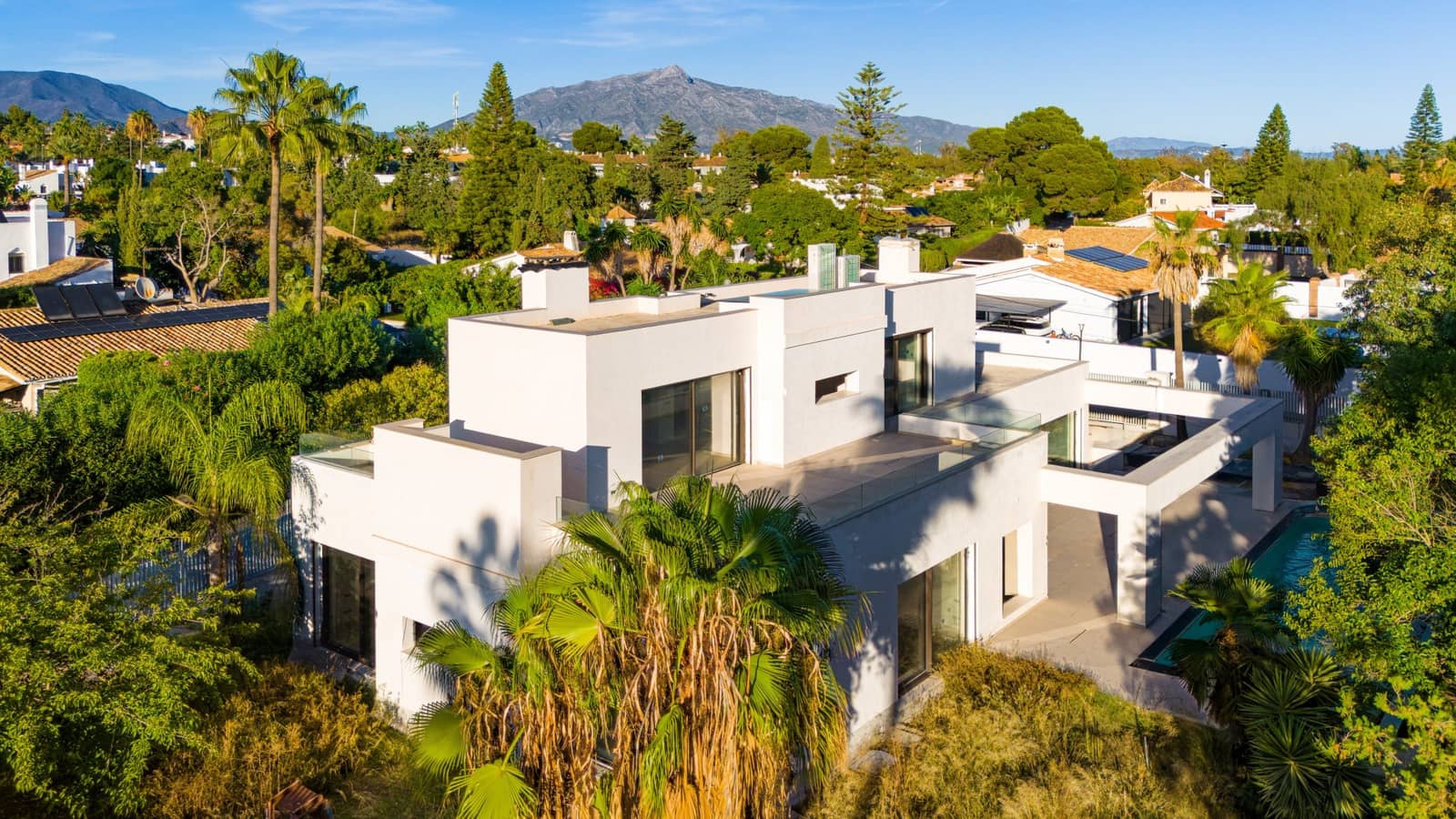 4 bedroom Villa for sale in Guadalmina with pool garage - € 4,800,000 (Ref: 9722567)