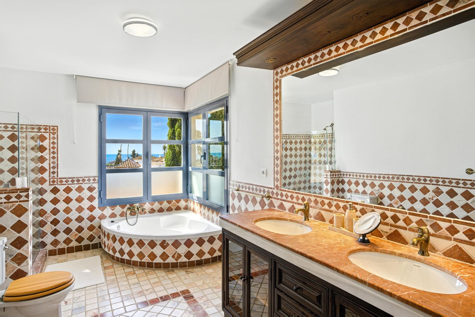 7 bedroom Villa for sale in Estepona with pool garage - € 2,250,000 (Ref: 9722571)