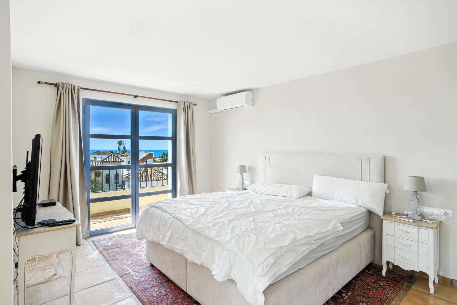 7 bedroom Villa for sale in Estepona with pool garage - € 2,250,000 (Ref: 9722571)