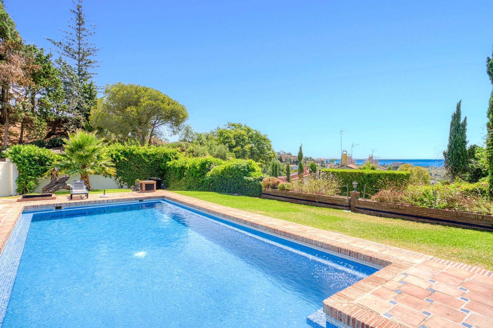 7 bedroom Villa for sale in Estepona with pool garage - € 2,250,000 (Ref: 9722571)