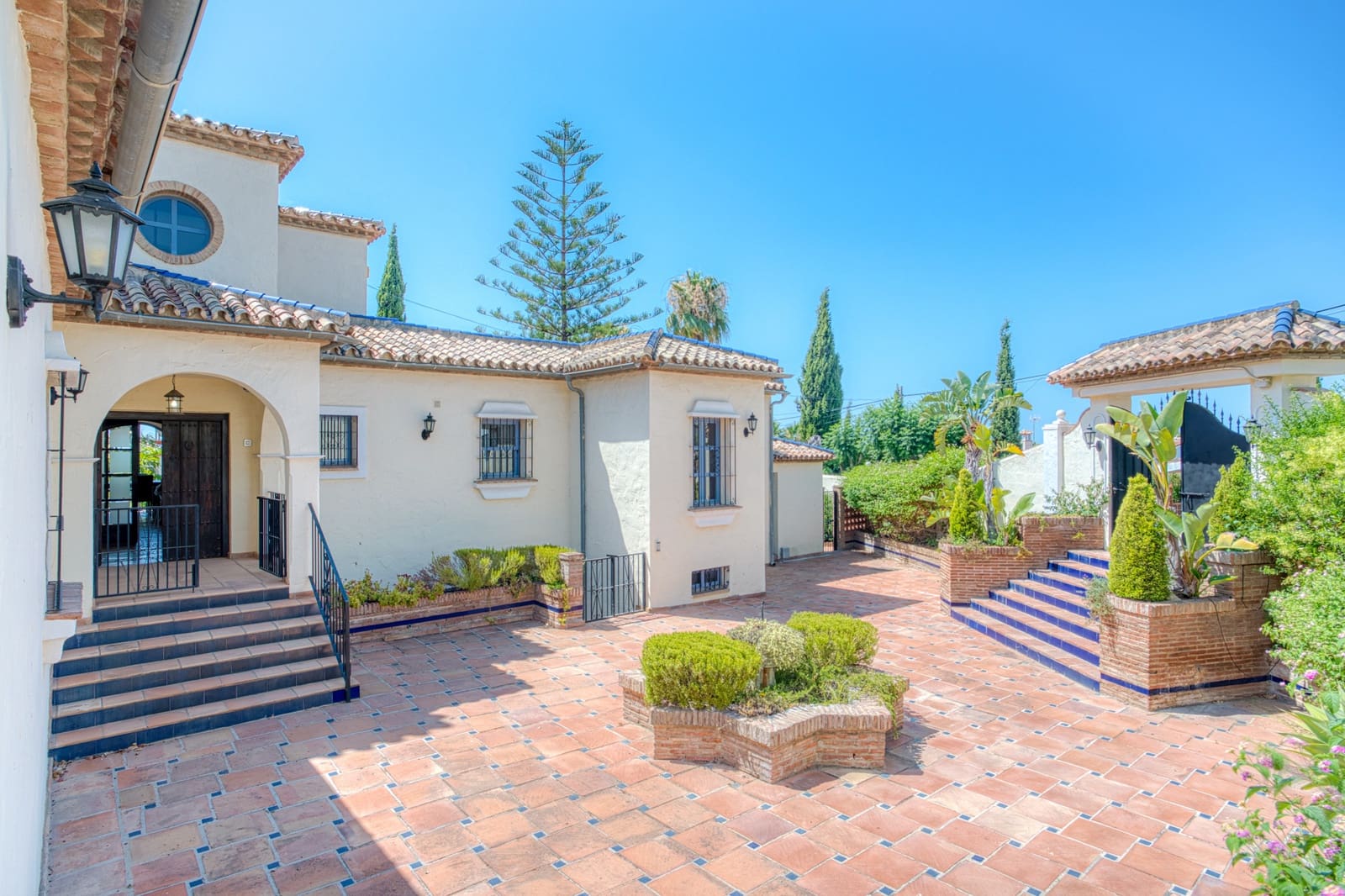 7 bedroom Villa for sale in Estepona with pool garage - € 2,250,000 (Ref: 9722571)