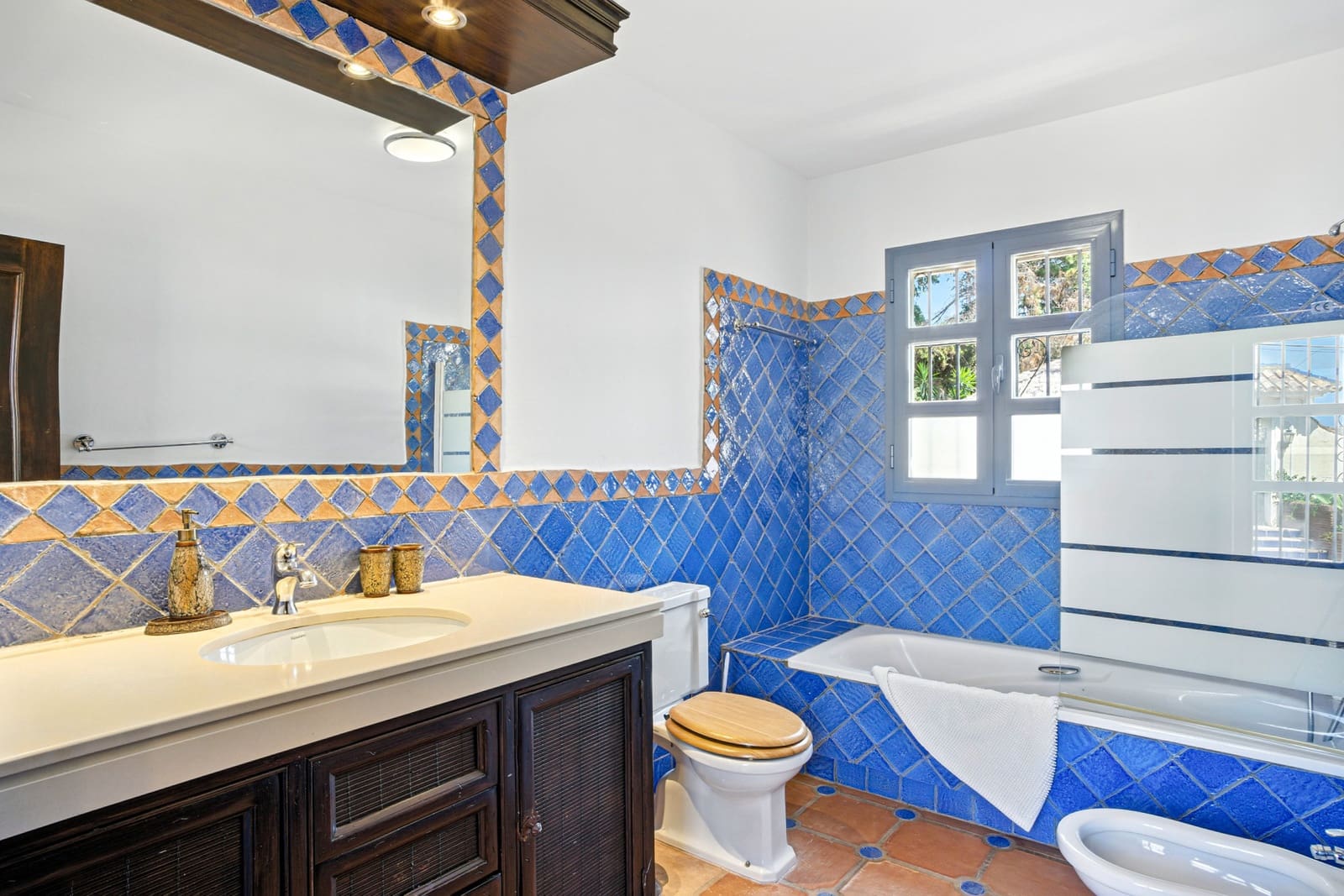 7 bedroom Villa for sale in Estepona with pool garage - € 2,250,000 (Ref: 9722571)