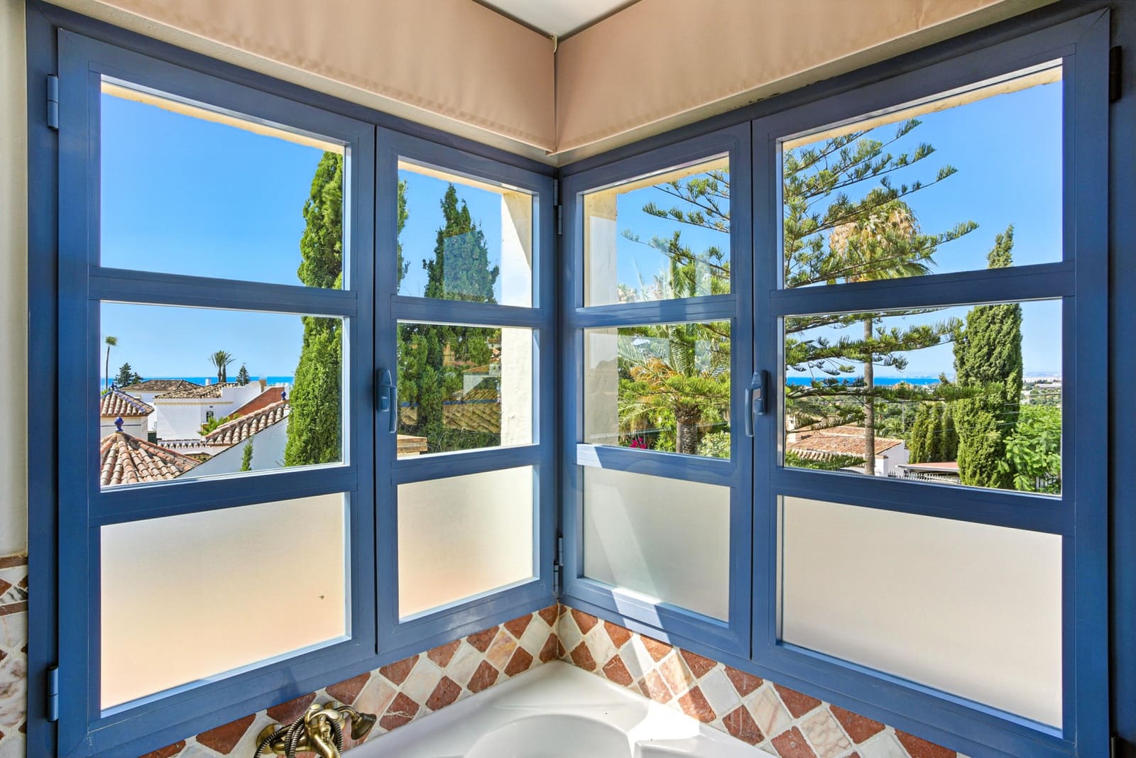 7 bedroom Villa for sale in Estepona with pool garage - € 2,250,000 (Ref: 9722571)