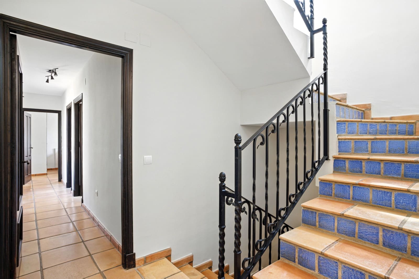 7 bedroom Villa for sale in Estepona with pool garage - € 2,250,000 (Ref: 9722571)