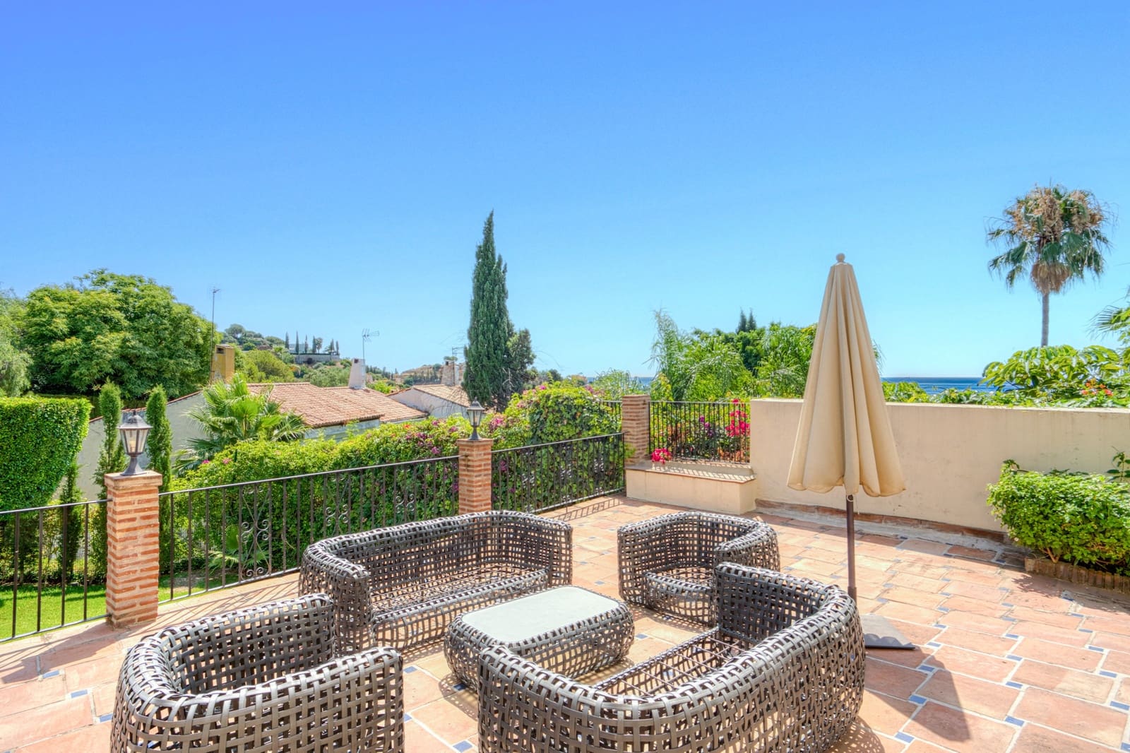 7 bedroom Villa for sale in Estepona with pool garage - € 2,250,000 (Ref: 9722571)