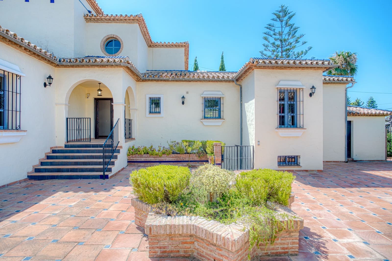 7 bedroom Villa for sale in Estepona with pool garage - € 2,250,000 (Ref: 9722571)