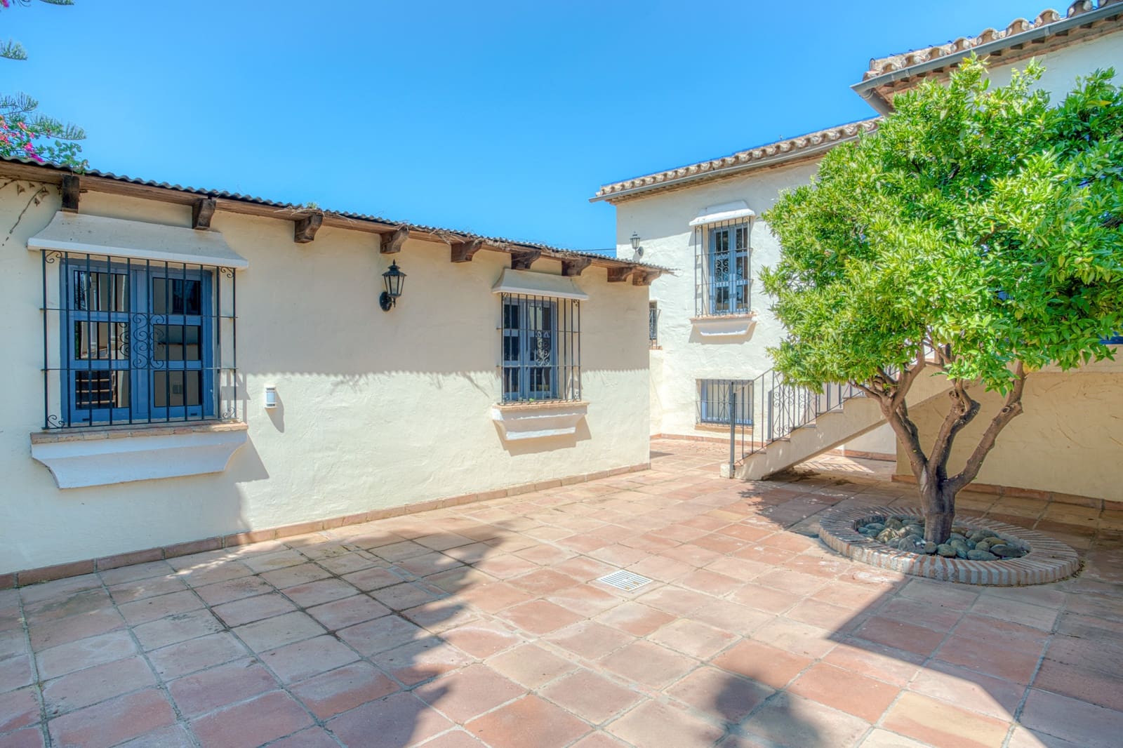 7 bedroom Villa for sale in Estepona with pool garage - € 2,250,000 (Ref: 9722571)