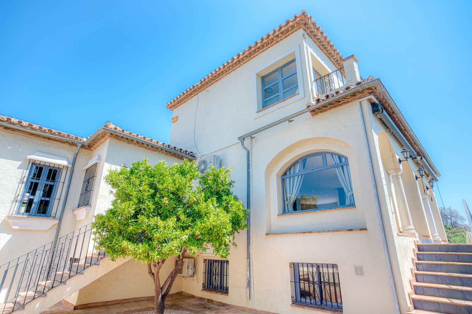 7 bedroom Villa for sale in Estepona with pool garage - € 2,250,000 (Ref: 9722571)