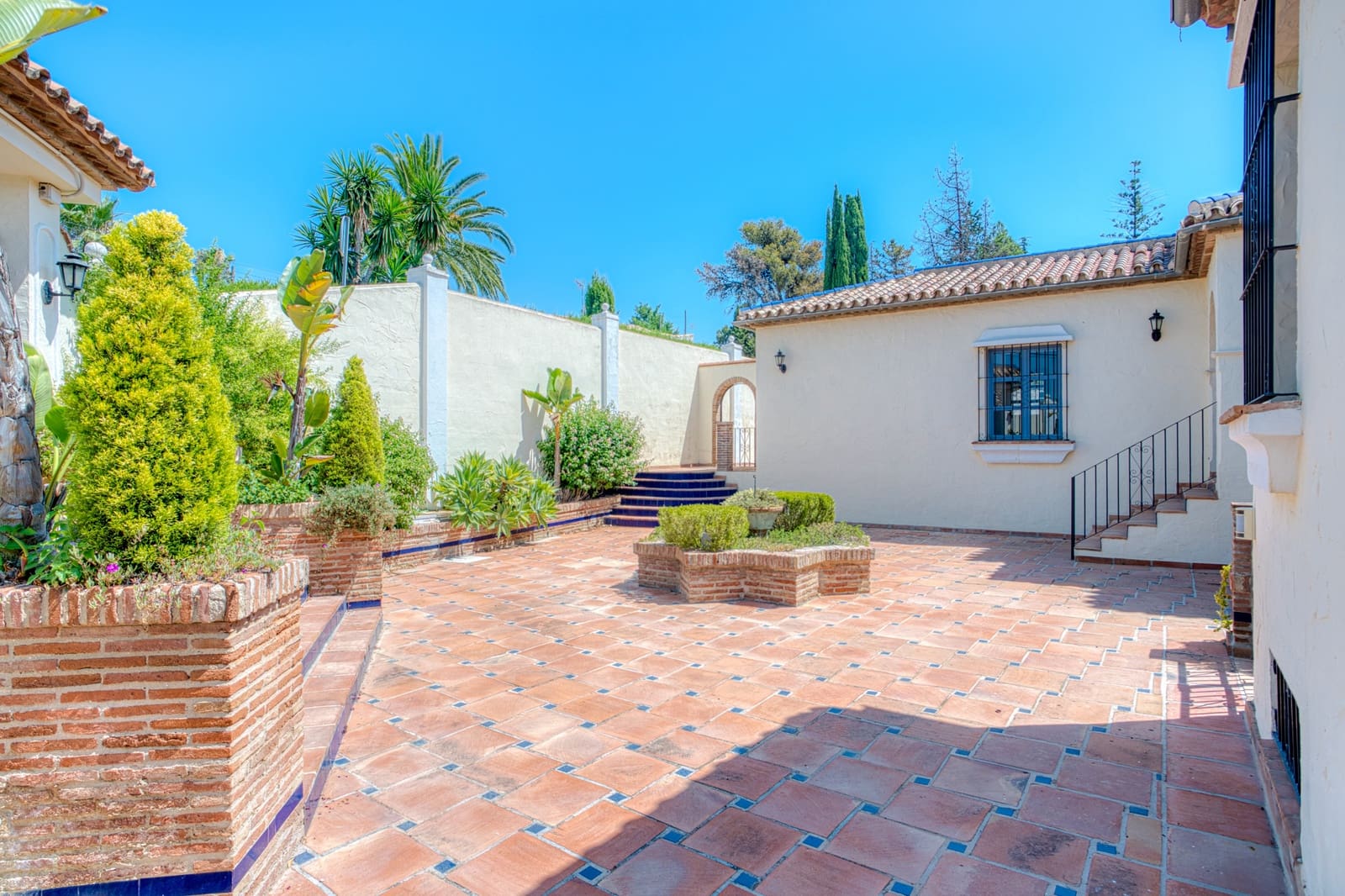 7 bedroom Villa for sale in Estepona with pool garage - € 2,250,000 (Ref: 9722571)